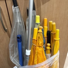 壊れた扇風機、傘などの画像