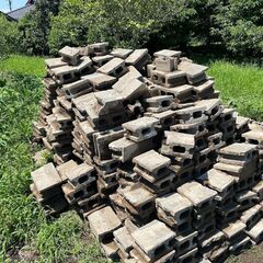 コンクリートブロック、壊れて不完全、充填に最適の画像