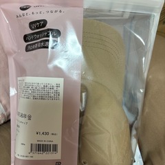Niko and… イニシャルコットンキャップ ベージュの画像