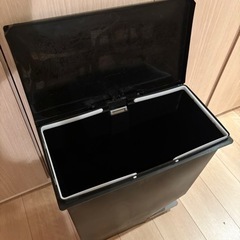 ゴミ箱　黒　45リットル　ペダル開閉式の画像