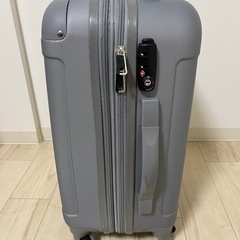 【札幌駅】キャリーケース　機内持ち込みサイズ　シルバー　ジャンク品の画像