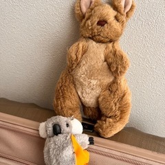 グレー＆ホワイトのコアラなどのぬいぐるみの画像
