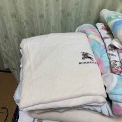 0円です！　布団　毛布　シーツ　タオルケット　枕　バーバリーの画像