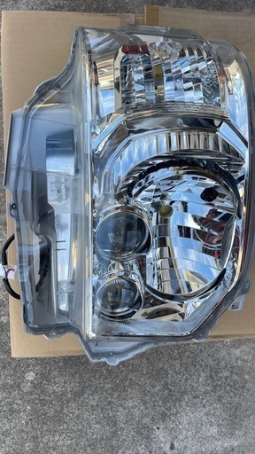 ハイエース　200系　右ヘッドライトLED