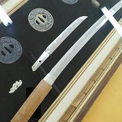 とても古い額入り飾り物の画像