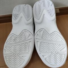 子供用シューズ白の画像