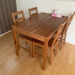 ダイニングテーブルの画像
