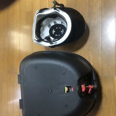 バイクボックス大容量 とヘルメットの画像