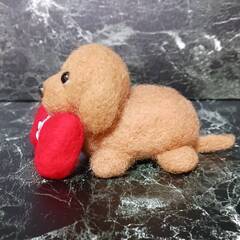 羊毛フェルトフワフワわんちゃん　赤いリボンクッション付き・ホールケーキ付きの画像