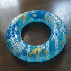 子供用プールと浮き輪の画像