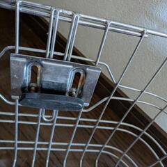 通学用自転車のかごの画像