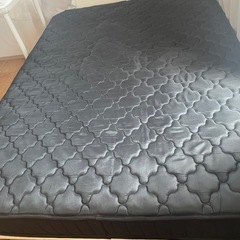 ダブルベッドのマットレスの画像