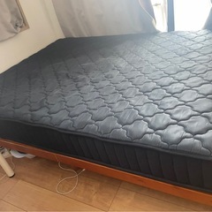 ダブルベッドのマットレスの画像