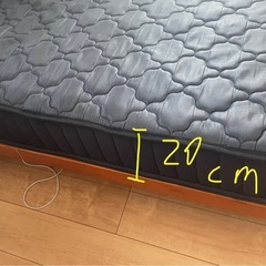 ダブルベッドのマットレスの画像