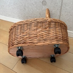 ラタン　おもちゃの手押し車の画像