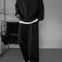 黒スウェットセットアップの画像