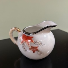 紅葉装飾の陶磁器クリーマーの画像