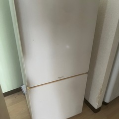 小型冷蔵庫、本棚、テレビ台、テーブル、ダブルベッド