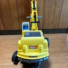 ショベルカー　手動　おもちゃ　乗れる　足けり車　の画像