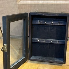 木製キーボックス ダークブラウン ガラス扉付きの画像
