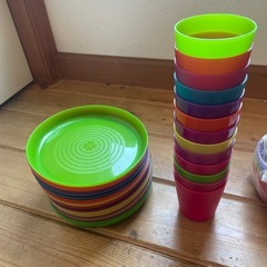 プラスチック食器　多数の画像