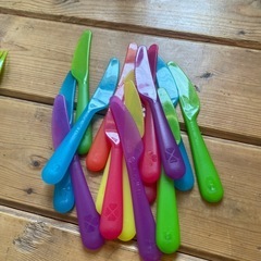 プラスチック食器　多数の画像
