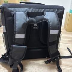 Uber eats ロゴ入り配達バックの画像