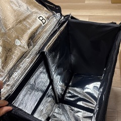 Uber eats ロゴ入り配達バックの画像