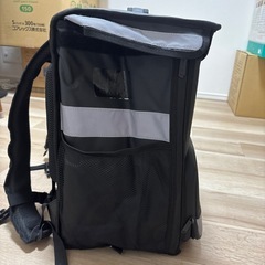 Uber eats ロゴ入り配達バックの画像