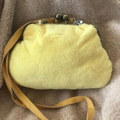 美女と野獣刺繍の黄色ファーバッグの画像