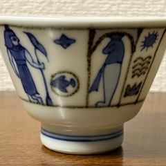 エジプト文字柄の湯呑み茶碗の画像