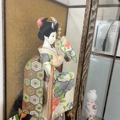 ガラスケース入り日本人形の画像