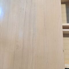 ナチュラルウッドの机の画像