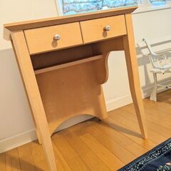 ナチュラルウッドの机の画像