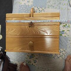 木製の裁縫箱の画像