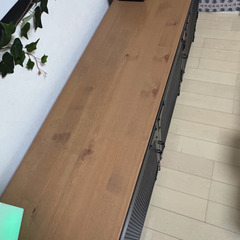 IKEAの木製と金属製のテレビボードの画像