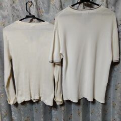 2着　Vネックの白シャツ　半袖と長袖　サイズM程度　綿１００％（僅かに傷や汚れ有）　の画像
