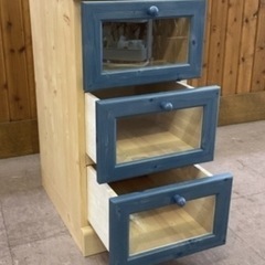 色とガラス窓が可愛い収納BOXの画像