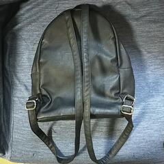 小さめリュック　ブラック　合皮の画像
