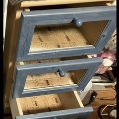 色とガラス窓が可愛い収納BOXの画像