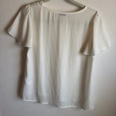 △【earth music&ecology】ホワイト半袖トップス　ビジュー付　Mの画像