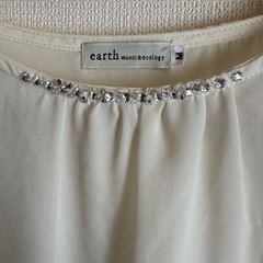 △【earth music&ecology】ホワイト半袖トップス　ビジュー付　Mの画像