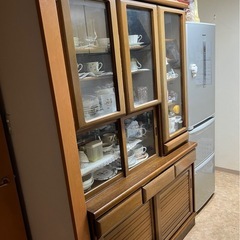 レトロな食器棚の画像