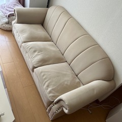 ベージュの３人掛けソファ　の画像