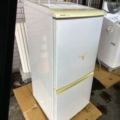 冷蔵庫と洗濯機とラックの画像
