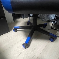 ゲーミングチェア 青黒の画像