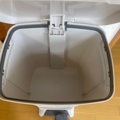 燃えるゴミとプラスチックゴミが二段になっているゴミ箱ですの画像