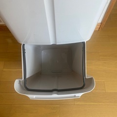 燃えるゴミとプラスチックゴミが二段になっているゴミ箱ですの画像