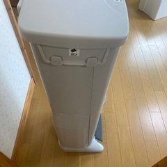 燃えるゴミとプラスチックゴミが二段になっているゴミ箱ですの画像