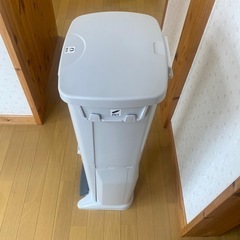燃えるゴミとプラスチックゴミが二段になっているゴミ箱ですの画像